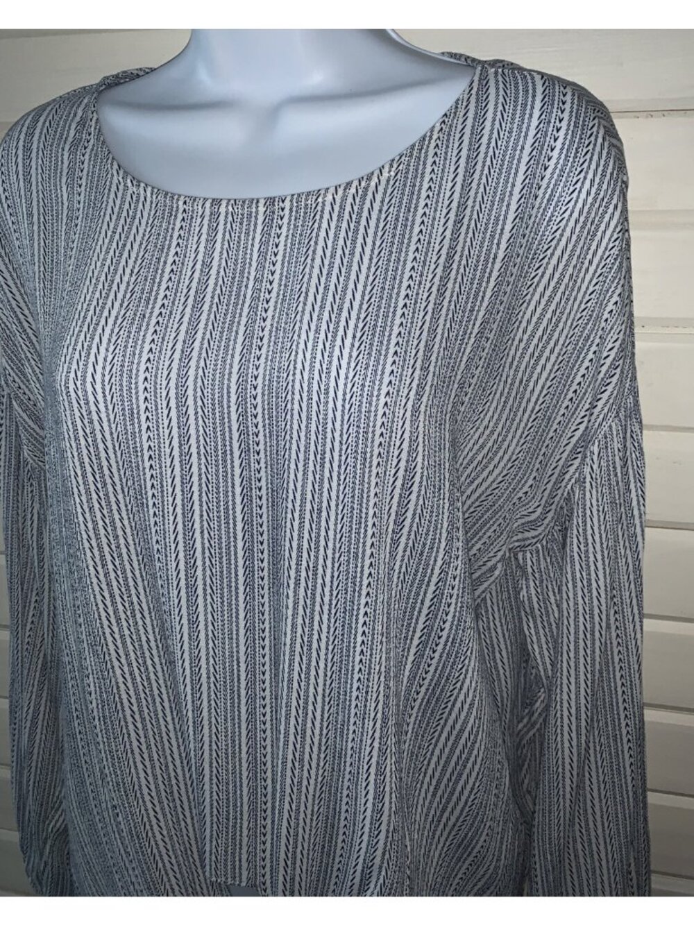 Everly Sz SMALL Arrow Tie Front Top L/S Pullover Shirt Blue White Stripe EUC